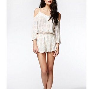 Kendall & Kylie Cream Lace Detail cold shoulder Romper size S